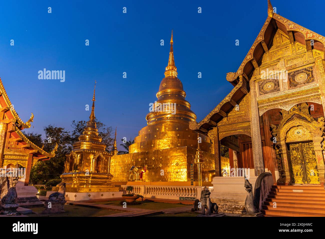 Le complexe du temple bouddhiste Wat Phra Singh au crépuscule, Chiang mai, Thaïlande, Asie Banque D'Images