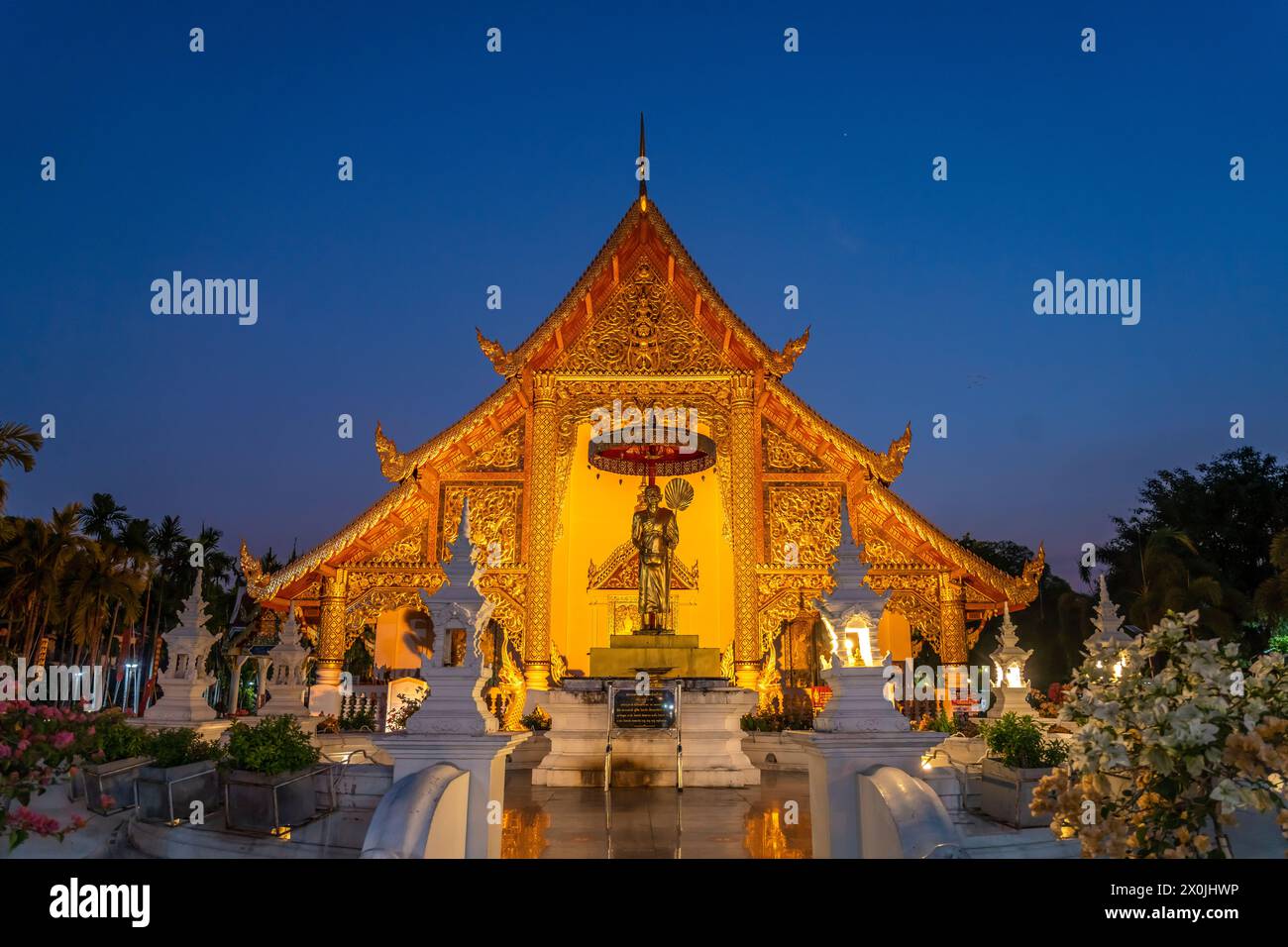 Le temple bouddhiste complexe de Wat Phra Singh au crépuscule, Chiang Mai, Thaïlande, Asie Banque D'Images