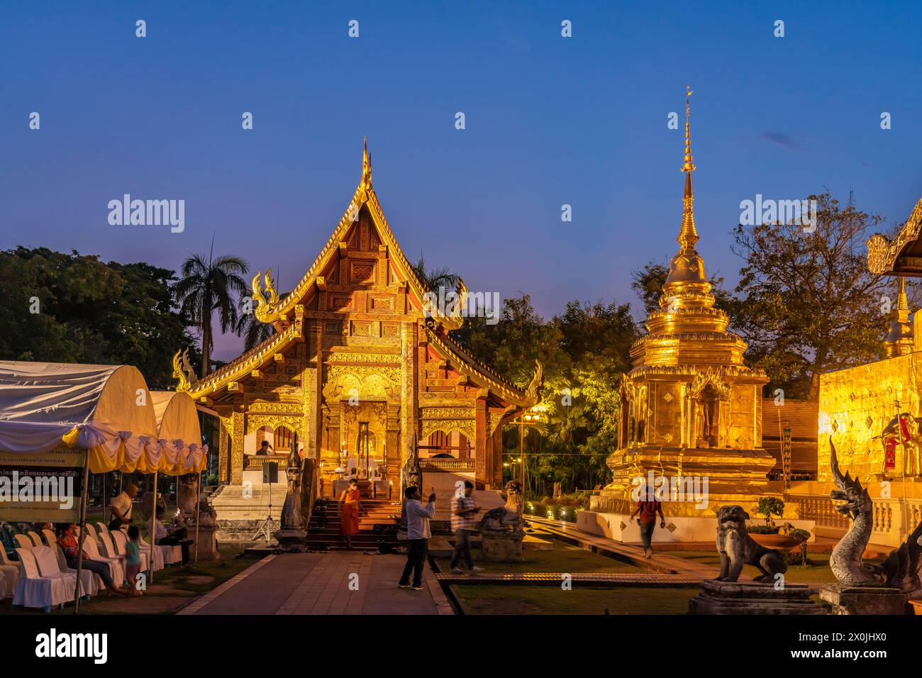 Le complexe du temple bouddhiste Wat Phra Singh au crépuscule, Chiang mai, Thaïlande, Asie Banque D'Images