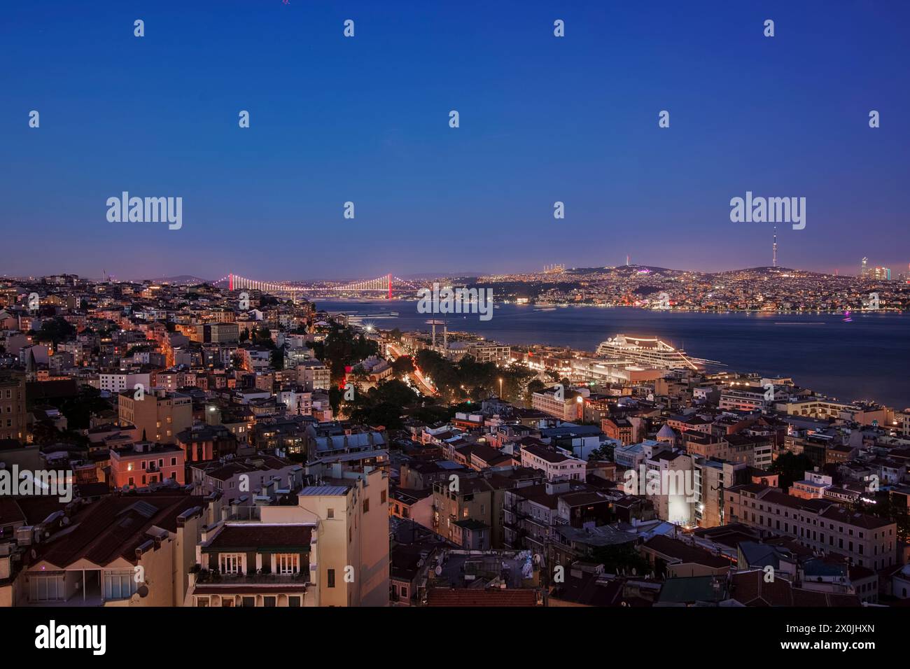 Le coucher de soleil à Istanbul vu de la Tour de Galata avec le spectacle du Pont Rouge dans la distance qui unit les deux continents Banque D'Images