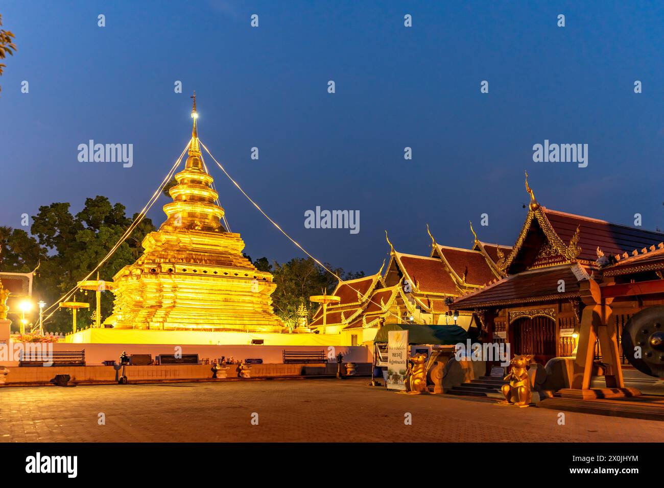 Le chedi doré du temple bouddhiste Wat Phra That si in Chom Thong au crépuscule, Thaïlande, Asie Banque D'Images