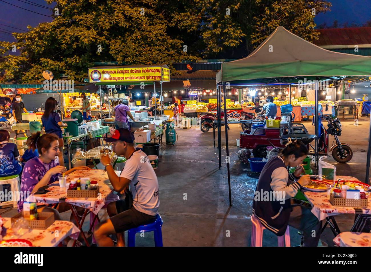Marché de nuit avec des stands de nourriture et des tables au marché alimentaire de Chom Thong à Chom Thong, Thaïlande, Asie Banque D'Images