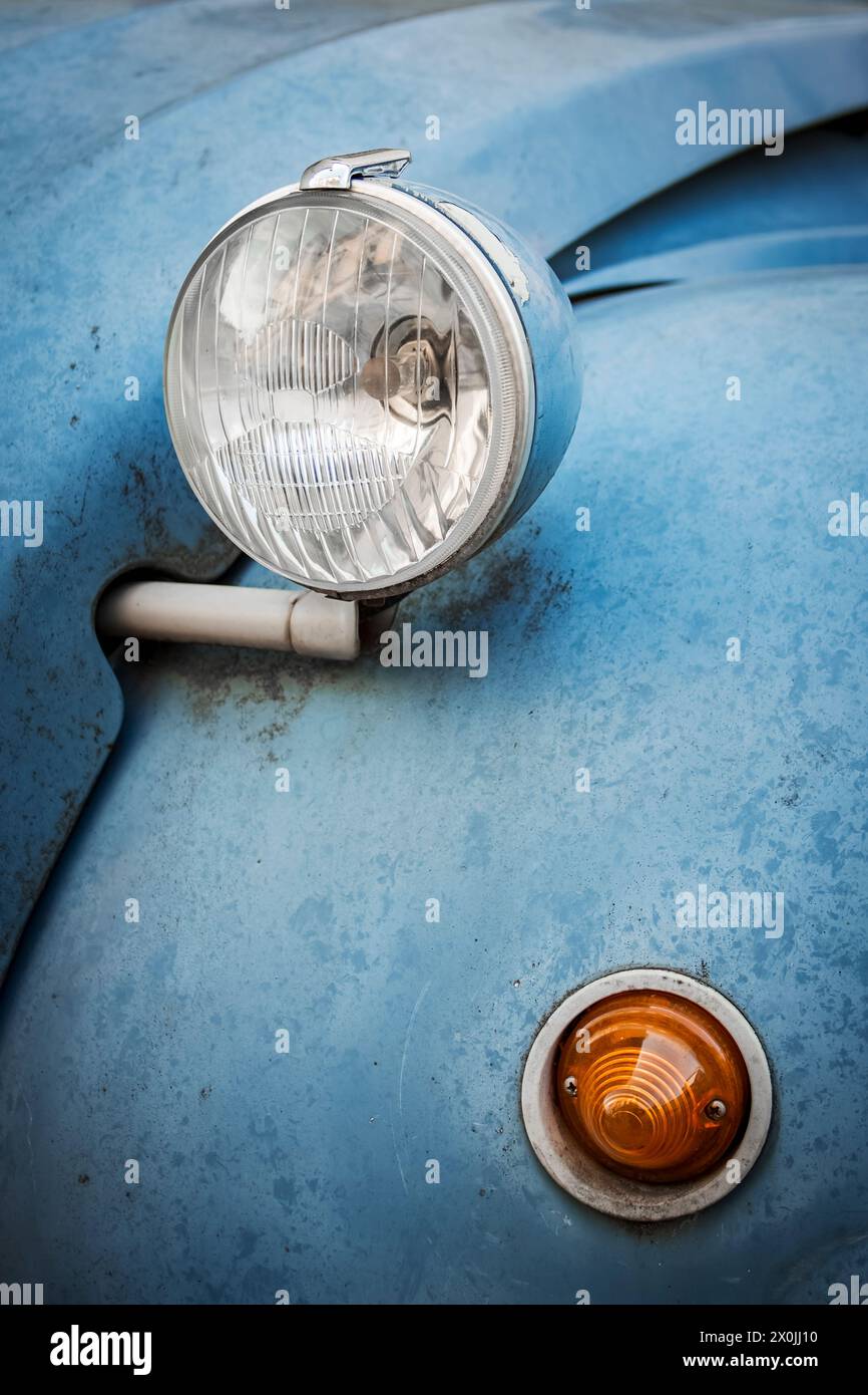 Détails lumineux du système d'éclairage et d'indication de l'ancienne Citroën 2CV Banque D'Images
