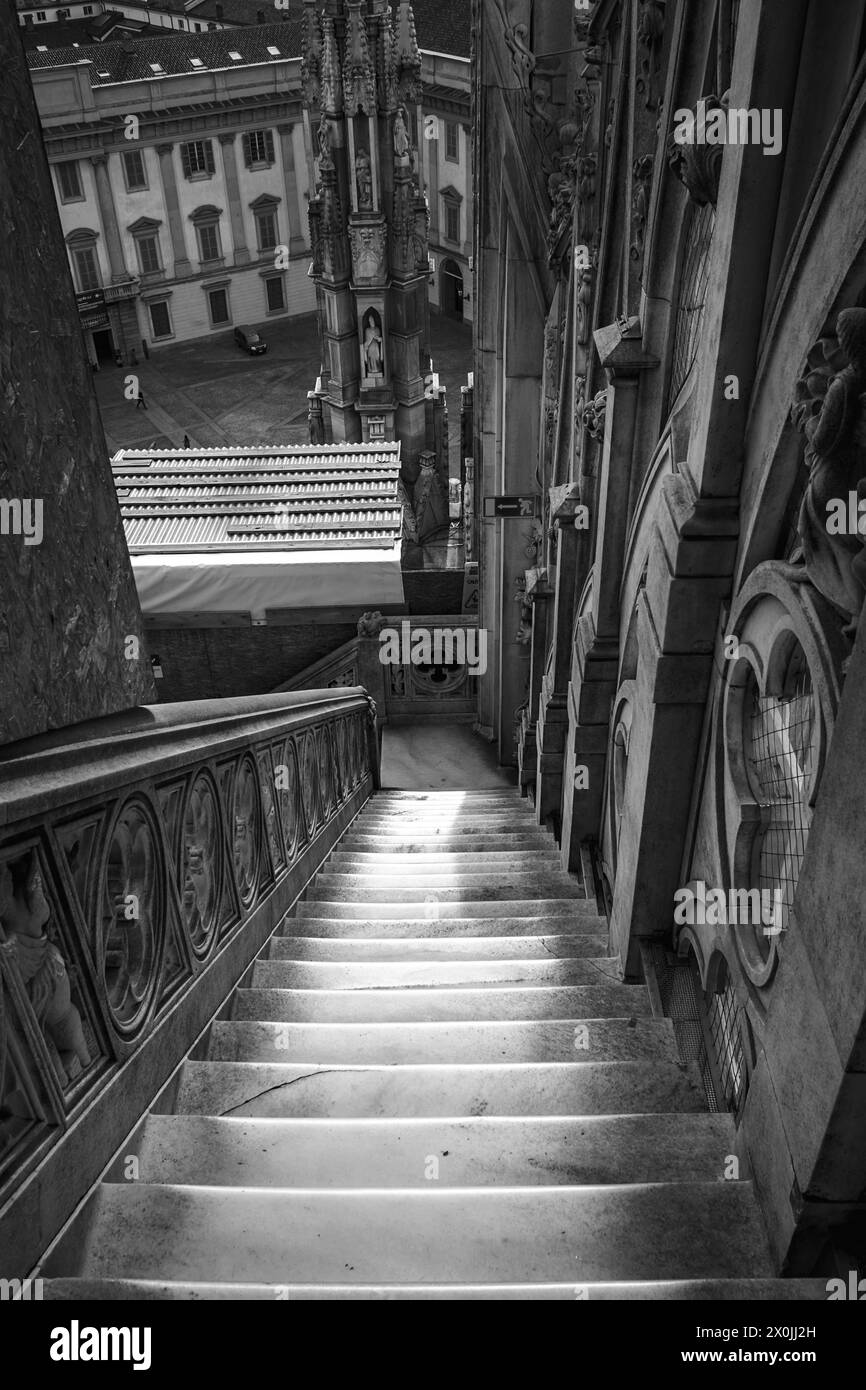 photo prise depuis l'escalier en marbre menant à l'église depuis le toit de la cathédrale de milan Banque D'Images