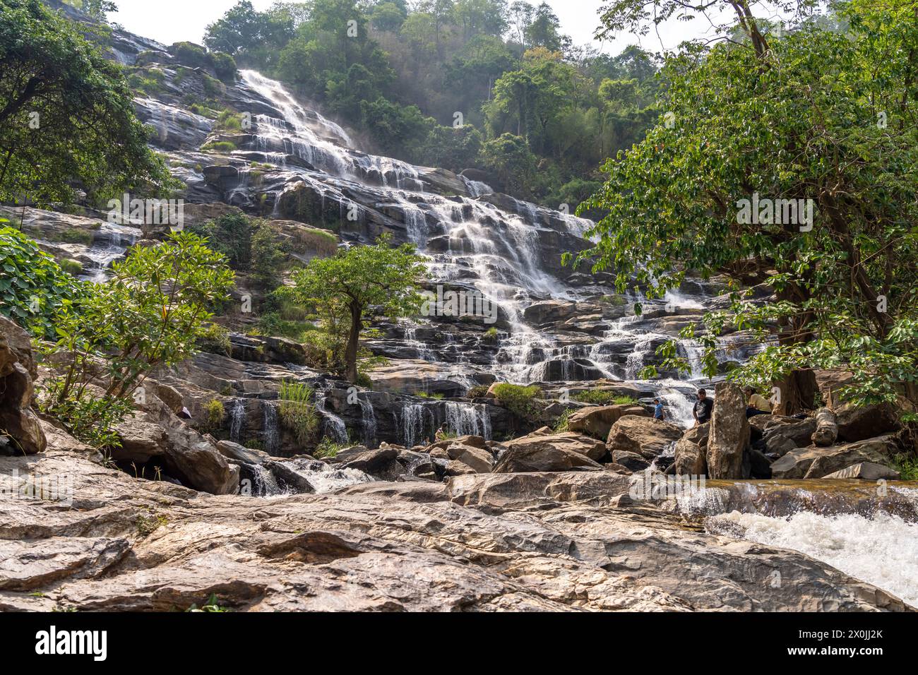 Cascade de Mae ya dans le parc national de Doi Inthanon près de Chom Thong, Chiang mai, Thaïlande, Asie Banque D'Images