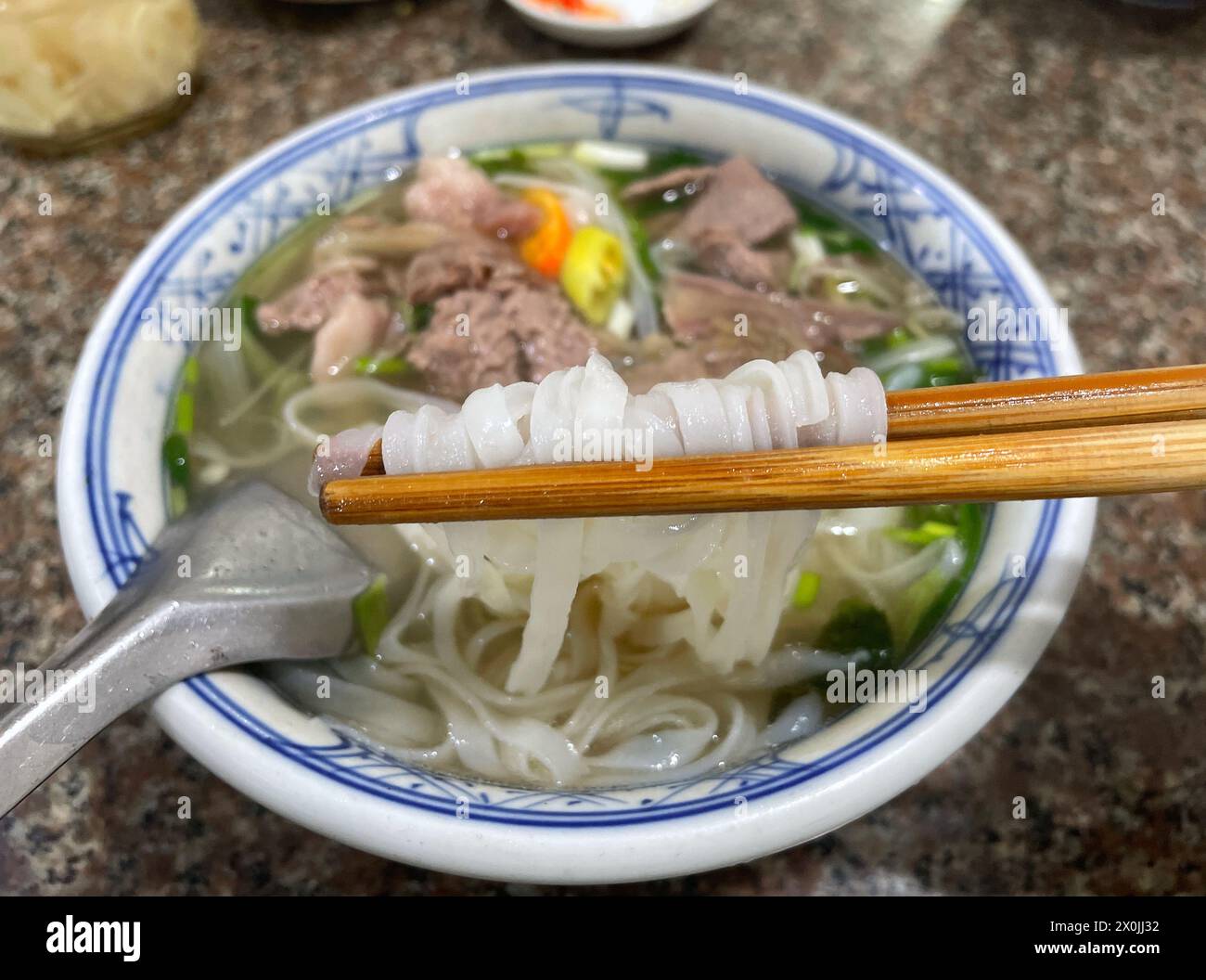 La nouille au bœuf est une célèbre nourriture vietnamienne. Phở bò Vietnam. Pho vietnamita de ternera. 越南牛肉河粉. 越南旅游, वियतनाम पर्यटन, 베트남 관광, ベトナム観光, ឌូលីច វៀតណាម Banque D'Images