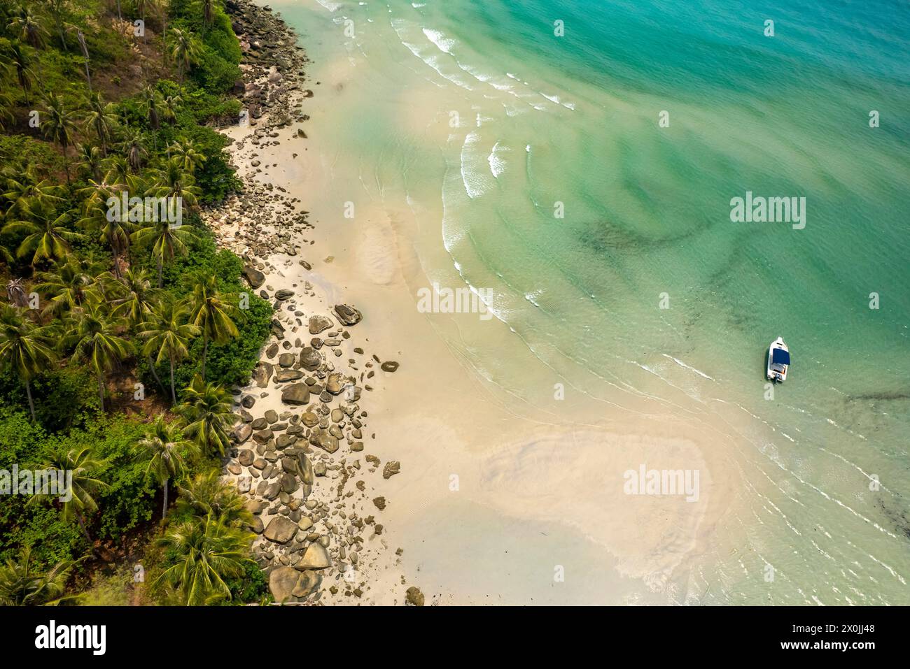 Vue aérienne de la plage de Khlong Yai Kee, de l'île de Ko Kut ou de Koh Kood dans le golfe de Thaïlande, en Asie Banque D'Images