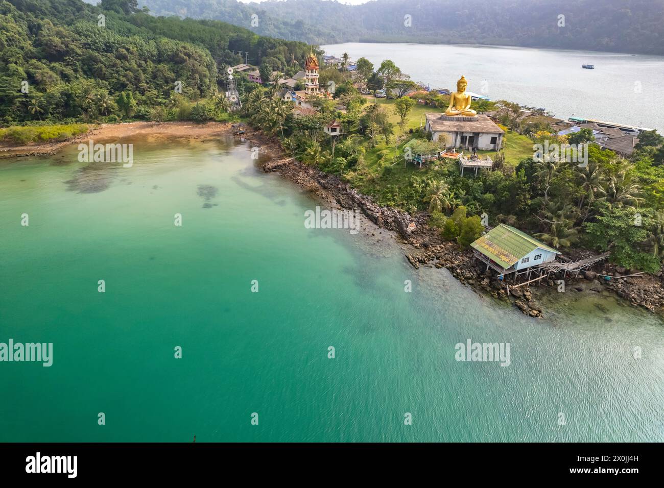Le grand Bouddha de Wat Ao Salat dans le village de pêcheurs de Ban Ao Salad vu des airs, île de Ko Kut ou île de Koh Kood dans le golfe de Thaïlande, en Asie Banque D'Images