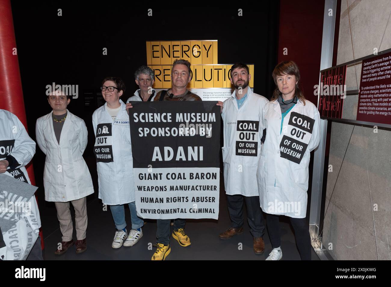 Londres, Royaume-Uni. 12 avril 2024. Le diffuseur et écologiste CHRIS PACKHAM se joint aux jeunes activistes climatiques et scientifiques occupant le Musée des Sciences pour protester contre le parrainage de la nouvelle galerie Energy Revolution par le producteur de charbon et fabricant d'armes indien Adani. Les activistes de la Fossil Free Science Museum Coalition accusent Adani d'utiliser le parrainage du musée pour "greenwash" son image. Crédit : Ron Fassbender/Alamy Live News Banque D'Images