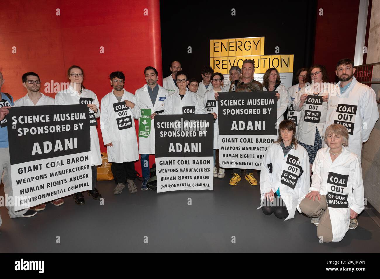 Londres, Royaume-Uni. 12 avril 2024. Le diffuseur et écologiste CHRIS PACKHAM se joint aux jeunes activistes climatiques et scientifiques occupant le Musée des Sciences pour protester contre le parrainage de la nouvelle galerie Energy Revolution par le producteur de charbon et fabricant d'armes indien Adani. Les activistes de la Fossil Free Science Museum Coalition accusent Adani d'utiliser le parrainage du musée pour "greenwash" son image. Crédit : Ron Fassbender/Alamy Live News Banque D'Images