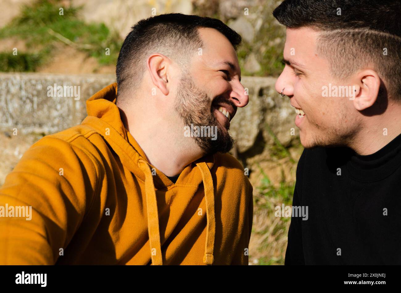 Les hommes gays se marient amoureux en se souriant avant de s'embrasser. Homosexualité et concept LGBTIQ+. Banque D'Images