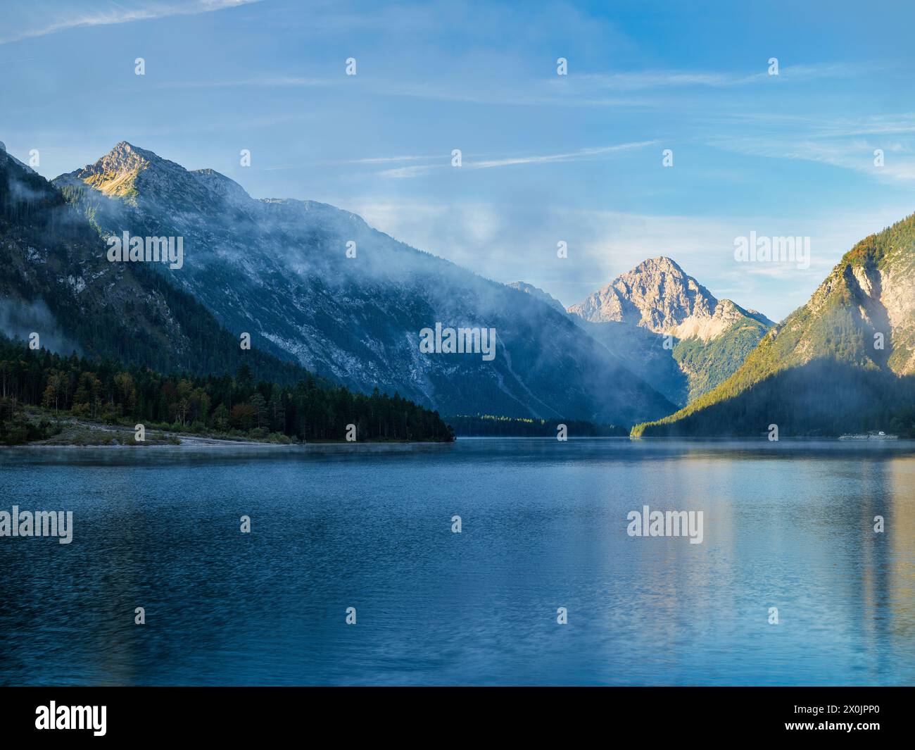Ambiance matinale automnale au lac Plansee du Tyrol près de Reutte Banque D'Images