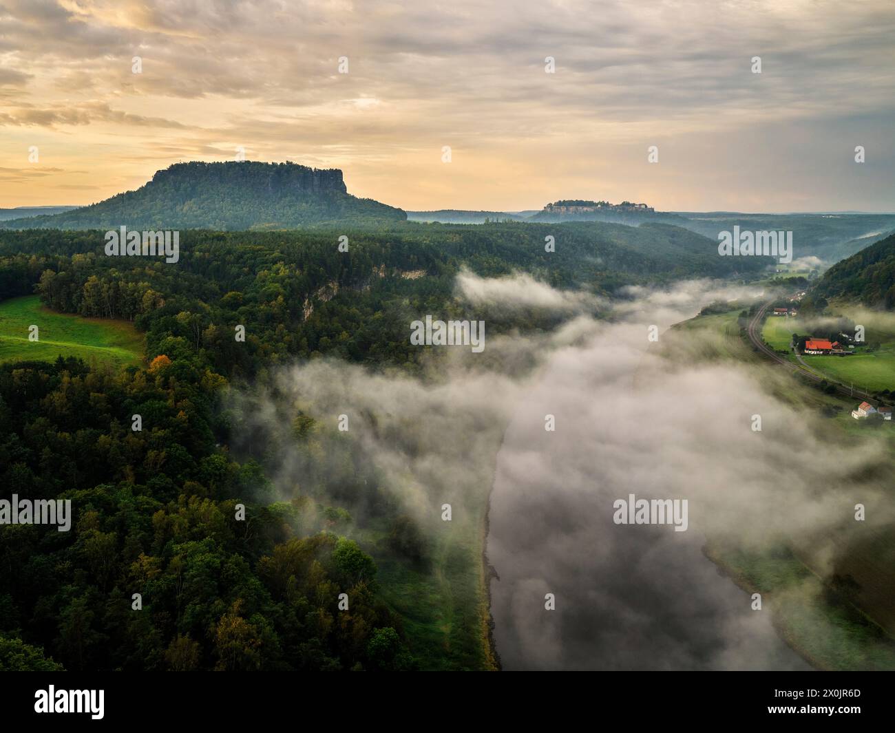 Vol en montgolfière au-dessus du parc national de la Suisse saxonne après le lever du soleil Banque D'Images