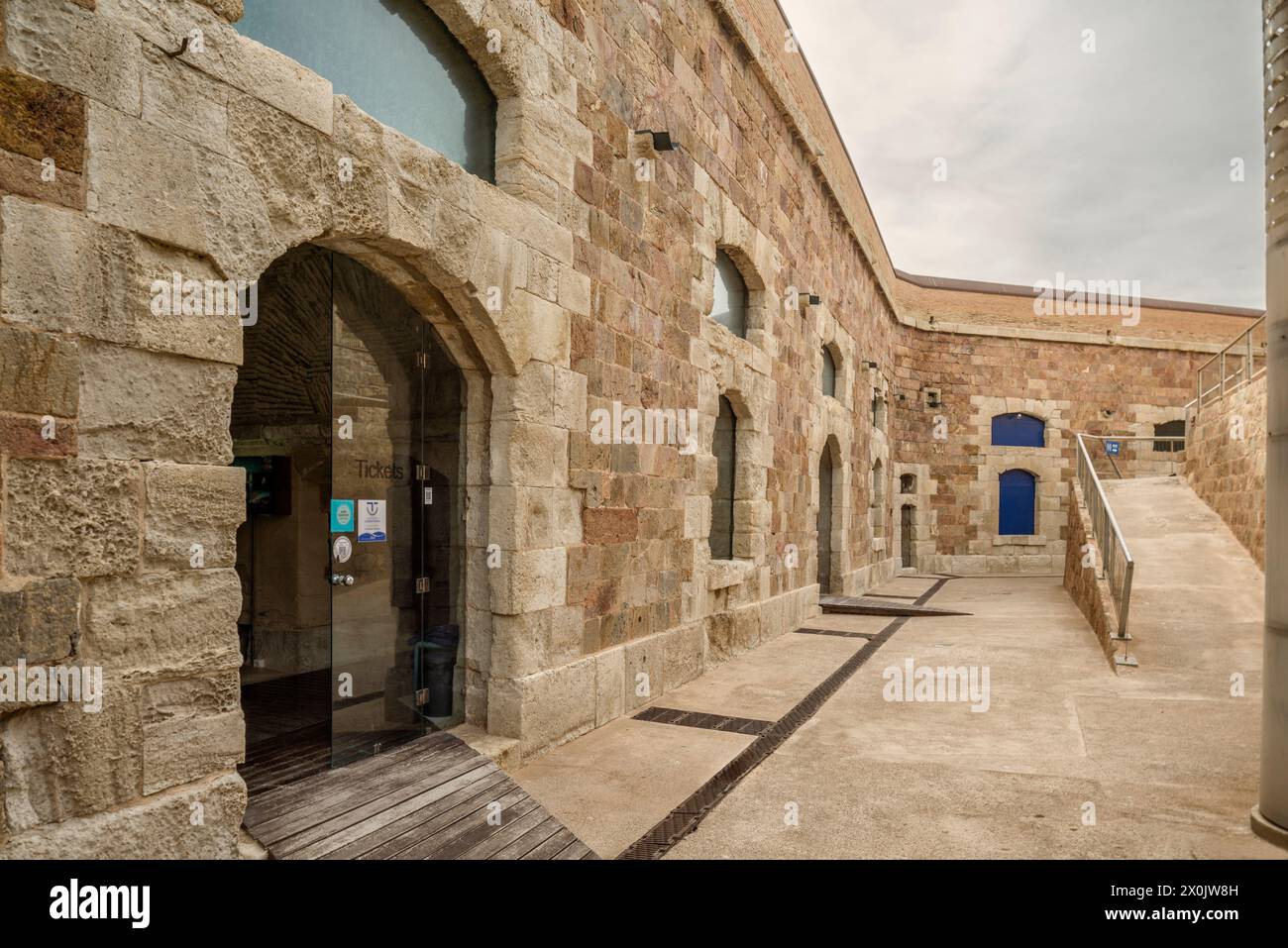 Porte d'entrée à la réception de l'ancien Fort de Noël, à droite du port de la ville de Carthagène, style néoclassique, région de Murcie. Banque D'Images