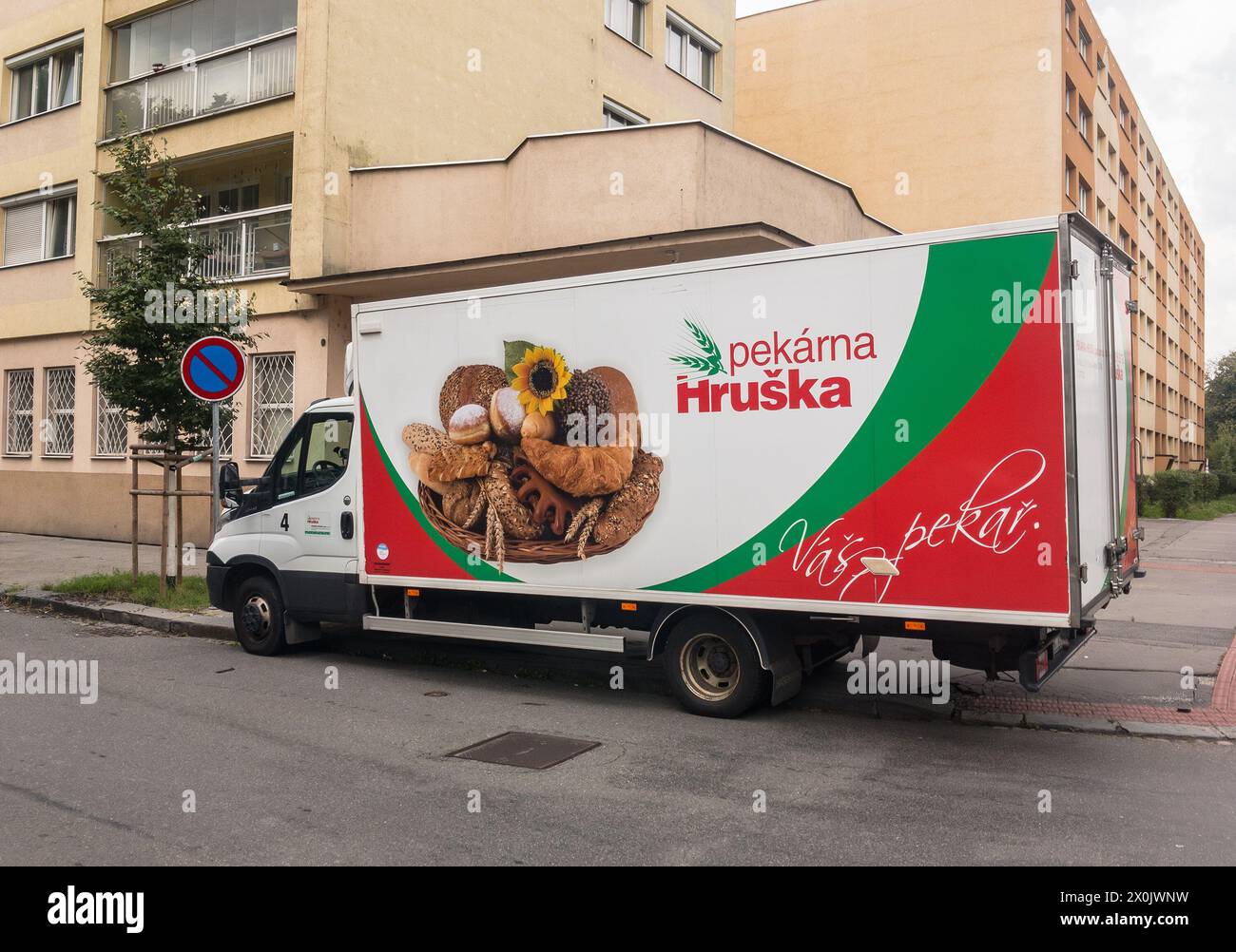 OSTRAVA, RÉPUBLIQUE TCHÈQUE - 31 AOÛT 2022 : fourgonnette Iveco Daily box des épiceries Hruska délectant des produits de boulangerie Banque D'Images