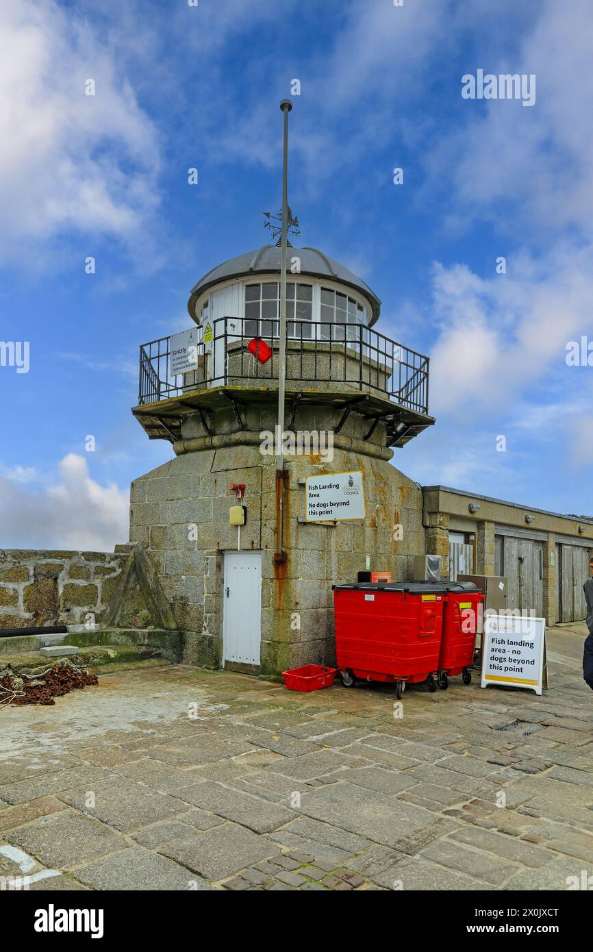 Un phare au bout de l'embarcadère à préparé Ives Harbour, composé Ives, Cornouailles, Angleterre, Royaume-Uni Banque D'Images