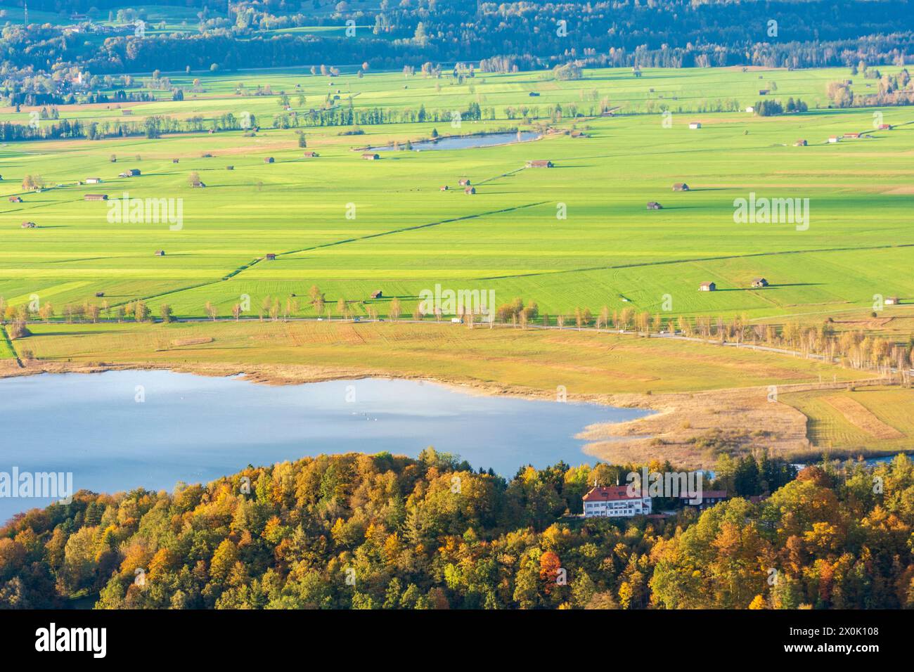 Kochel am See, lac Kochelsee, château d'Aspenstein, prairies avec barnes, Tölzer Land, haute Bavière, Bavière, Allemagne Banque D'Images