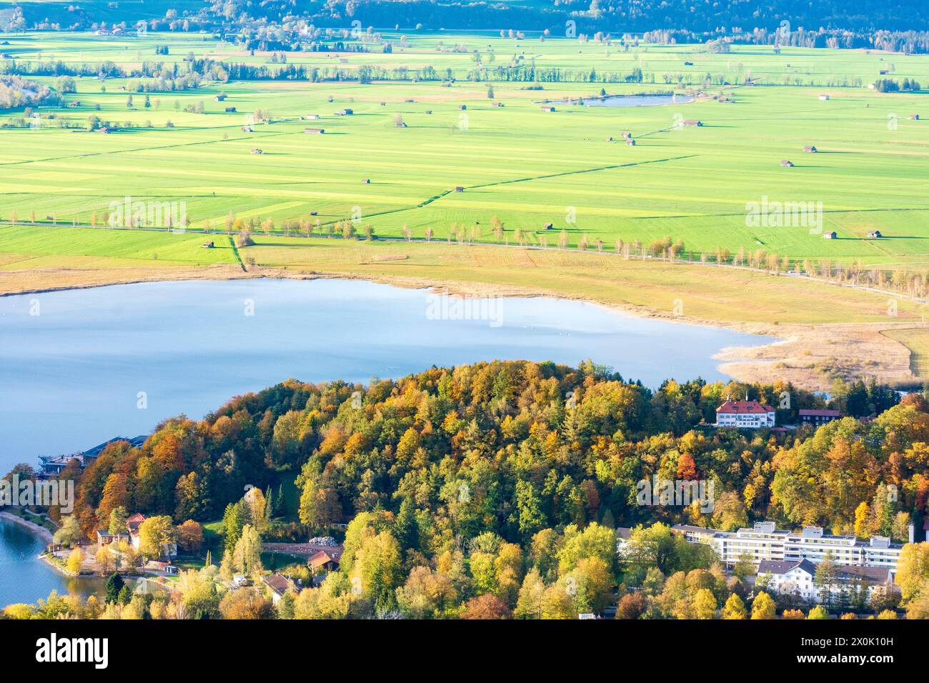 Kochel am See, lac Kochelsee, château d'Aspenstein, prairies avec barnes, Tölzer Land, haute Bavière, Bavière, Allemagne Banque D'Images