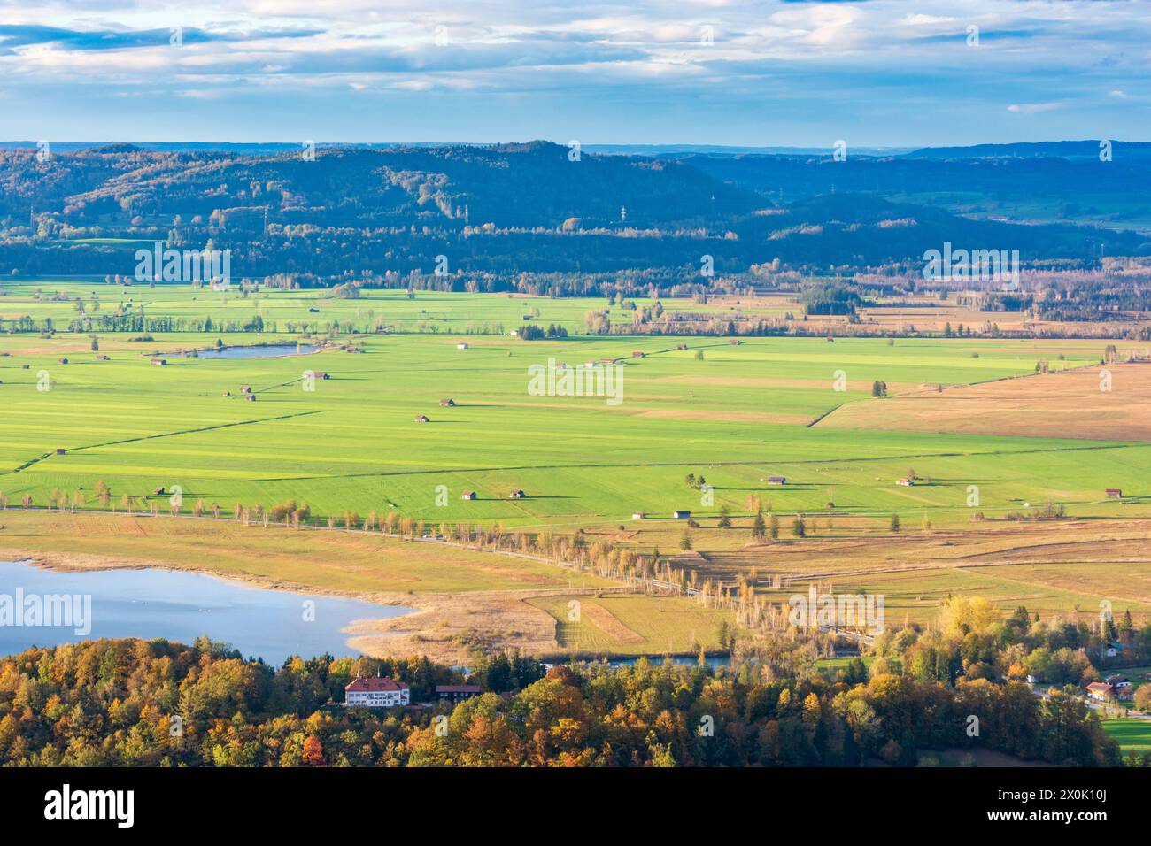 Kochel am See, lac Kochelsee, château d'Aspenstein, prairies avec barnes, Tölzer Land, haute Bavière, Bavière, Allemagne Banque D'Images