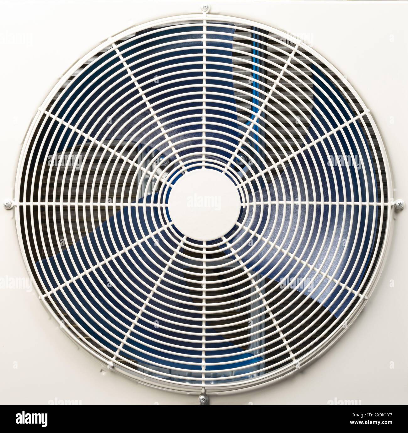 Vue rapprochée du ventilateur sur le condenseur du compresseur de refroidissement Banque D'Images