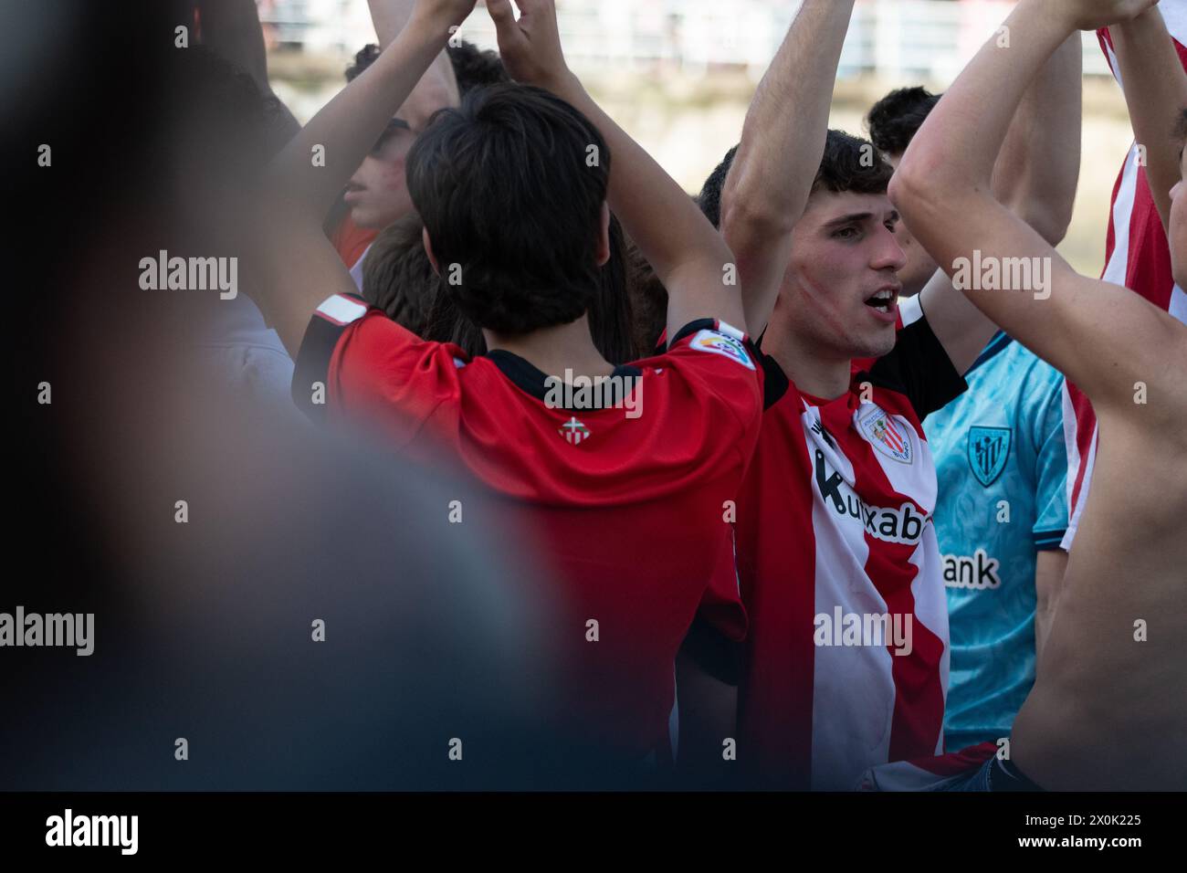 Bilbao, Biscaye, Espagne - 11 avril 2024 - les fans de l'Athletic Club de Bilbao célèbrent le 25ème titre de Copa del Rey avec la barge Banque D'Images