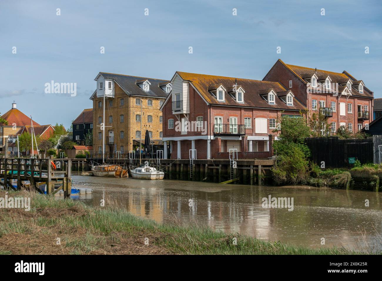 Faversham Creek, bateaux, entrepôt, nouvelles constructions, Faversham, Kent, Angleterre Banque D'Images