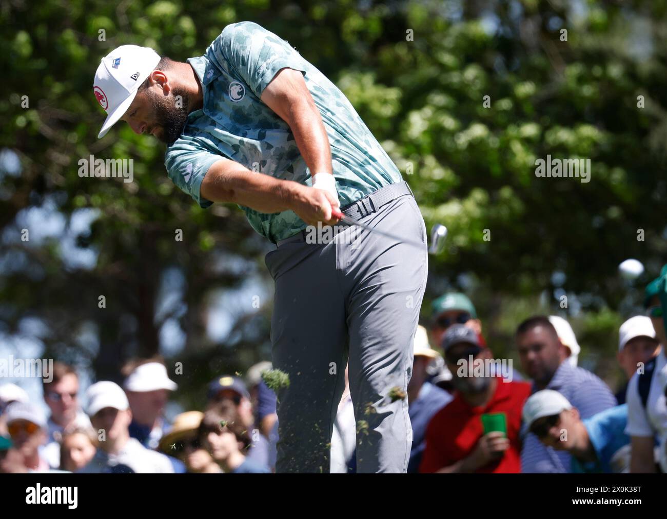 Augusta, États-Unis. 12 avril 2024. L'Espagnol Jon Rahm s'est lancé sur le quatrième trou de la deuxième manche du tournoi Masters à Augusta National Golf Club à Augusta, Géorgie, le vendredi 12 avril 2024. Photo de Tannen MauryUPI crédit : UPI/Alamy Live News Banque D'Images