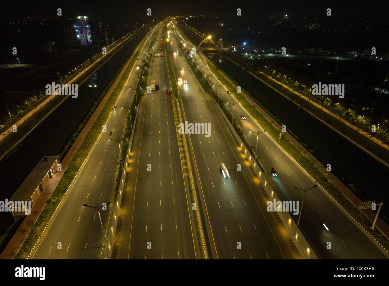 Dhaka, Bangladesh, 11 avril 2024 : vue nocturne de l'avenue Sheikh Hasina, également connue sous le nom de Purbachal Expressway, est un long de 12,5 kilomètres (7,8 mi), 14 la Banque D'Images Dhaka, Bangladesh, 11 avril 2024 : vue nocturne de l'avenue Sheikh Hasina, également connue sous le nom de Purbachal Expressway, est un long de 12,5 kilomètres (7,8 mi), 14 la Banque D'Images