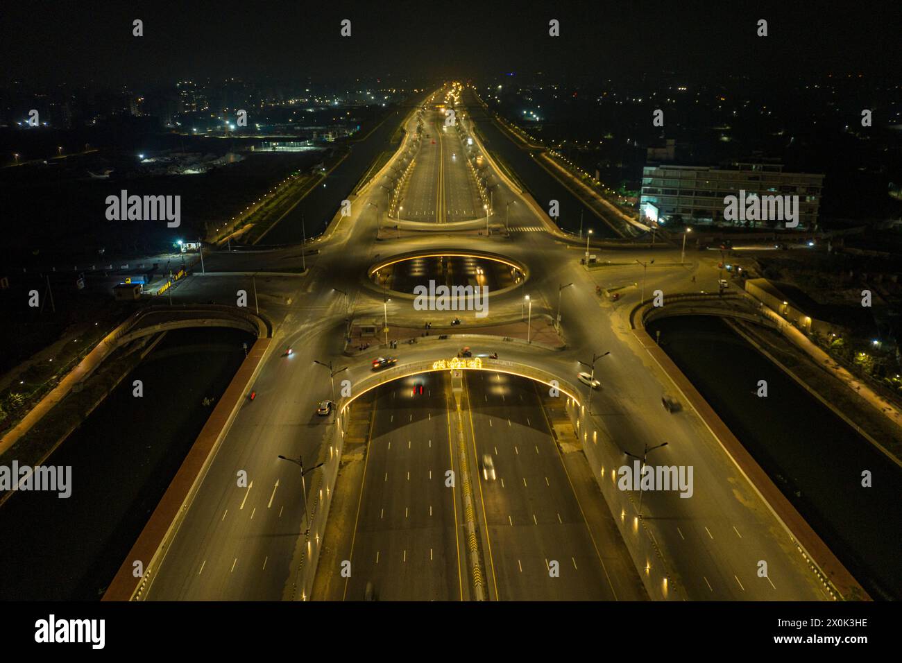 Dhaka, Bangladesh, 11 avril 2024 : vue nocturne de l'avenue Sheikh Hasina, également connue sous le nom de Purbachal Expressway, est un long de 12,5 kilomètres (7,8 mi), 14 la Banque D'Images Dhaka, Bangladesh, 11 avril 2024 : vue nocturne de l'avenue Sheikh Hasina, également connue sous le nom de Purbachal Expressway, est un long de 12,5 kilomètres (7,8 mi), 14 la Banque D'Images
