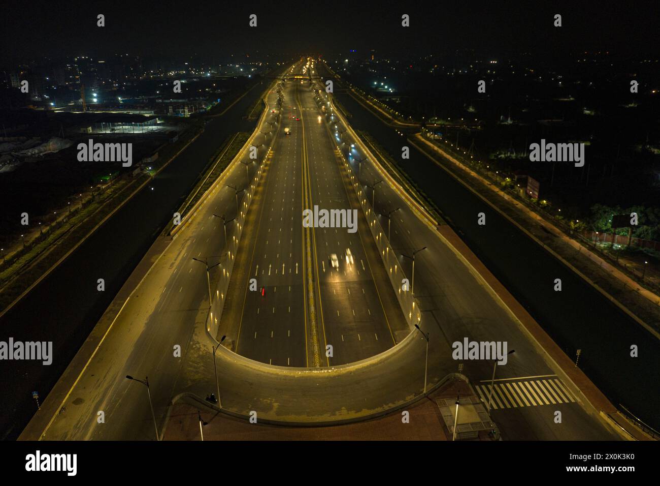 Dhaka, Bangladesh, 11 avril 2024 : vue nocturne de l'avenue Sheikh Hasina, également connue sous le nom de Purbachal Expressway, est un long de 12,5 kilomètres (7,8 mi), 14 la Banque D'Images Dhaka, Bangladesh, 11 avril 2024 : vue nocturne de l'avenue Sheikh Hasina, également connue sous le nom de Purbachal Expressway, est un long de 12,5 kilomètres (7,8 mi), 14 la Banque D'Images