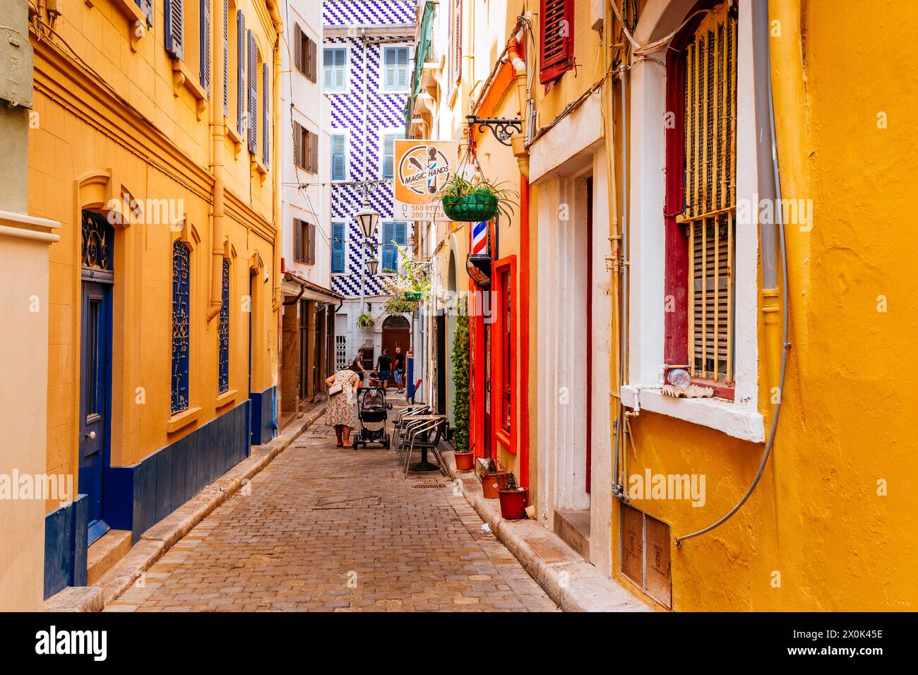 Rue étroite et colorée dans la vieille ville. Gibraltar, territoire britannique d'outre-mer, Royaume-Uni, Europe Banque D'Images