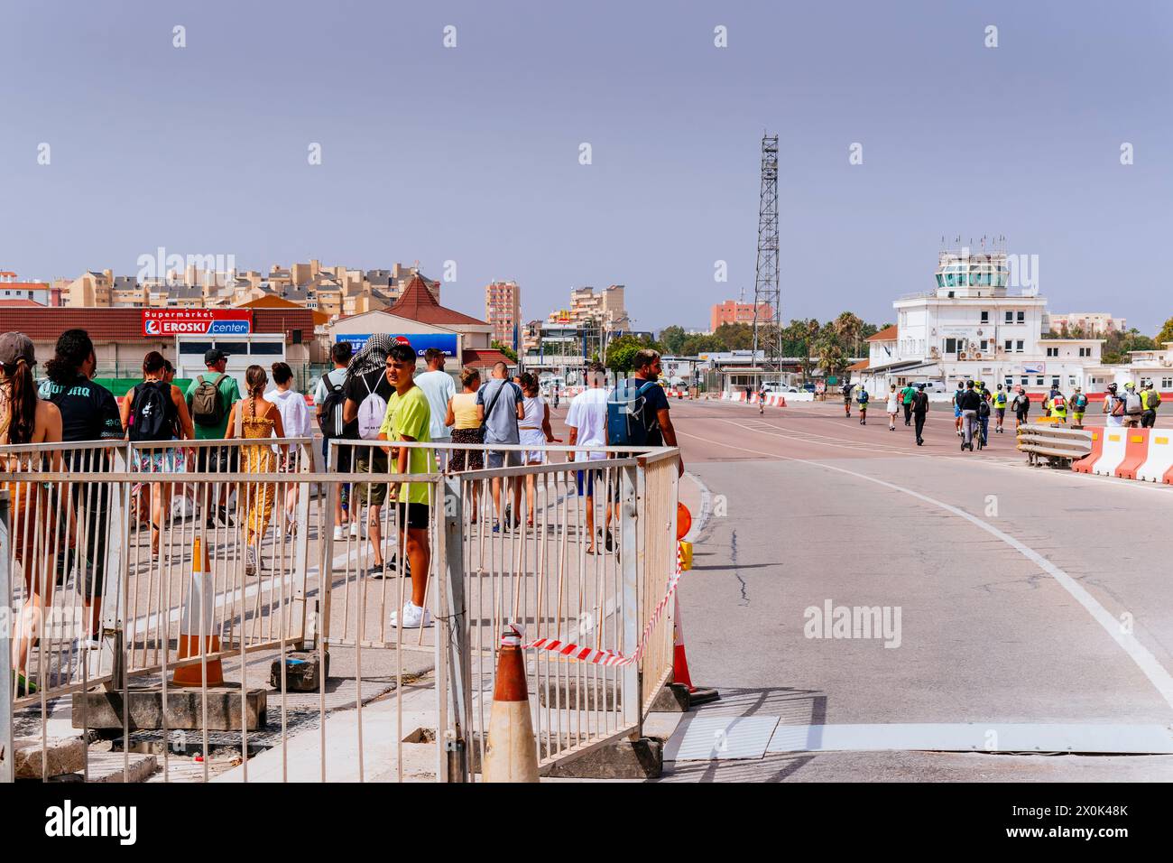 Les piétons traversent la piste de l'aéroport de Gibraltar pour traverser Gibraltar et l'Espagne. Gibraltar, territoire britannique d'outre-mer, Royaume-Uni, E Banque D'Images