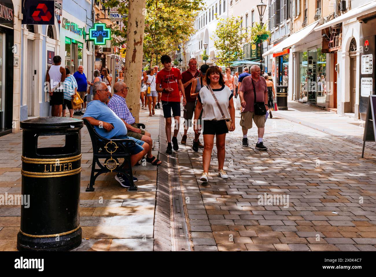 Main Street, Calle Real, est la rue principale dans le territoire britannique d'outre-mer de Gibraltar, a été établie au 14ème siècle. Rue principale Banque D'Images