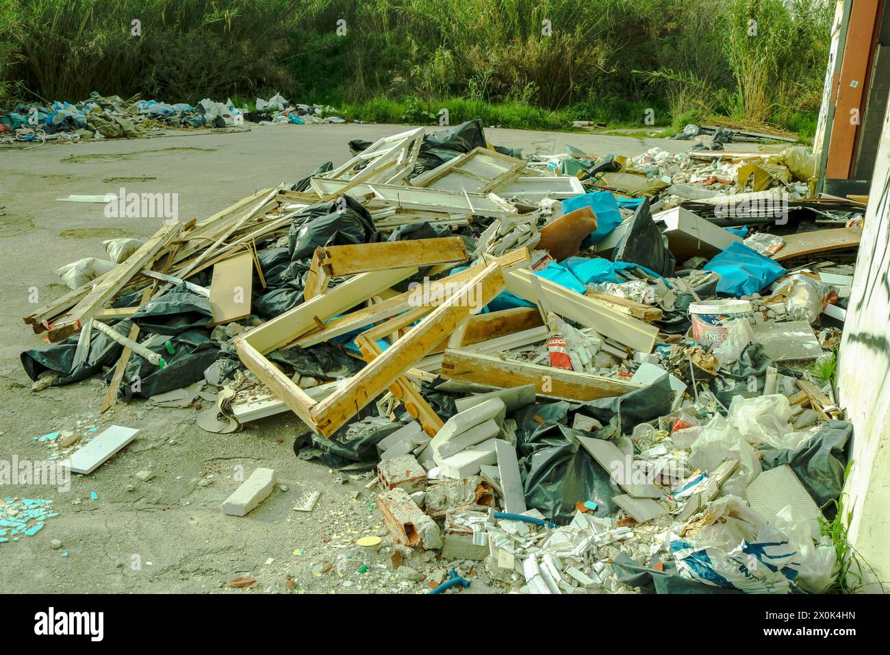 Plongez dans le paysage obsédant de la décomposition urbaine et de la dégradation de l'environnement avec cette image frappante d'une montagne de déchets dans une usine abandonnée Banque D'Images