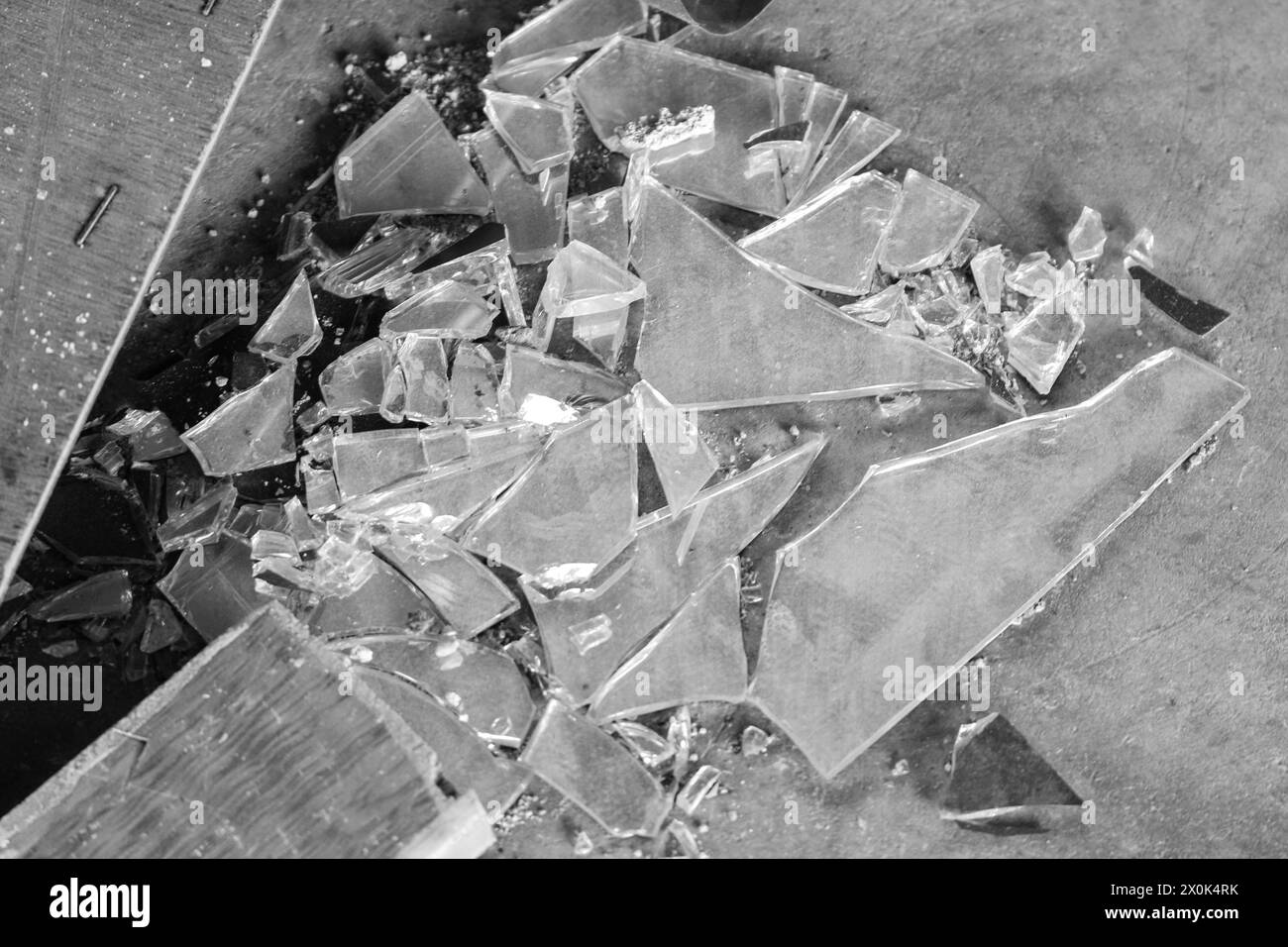 Plongez dans le monde fracturé du verre brisé avec cette texture fascinante, capturant les motifs complexes et les bords dentelés des vitres fragmentées Banque D'Images