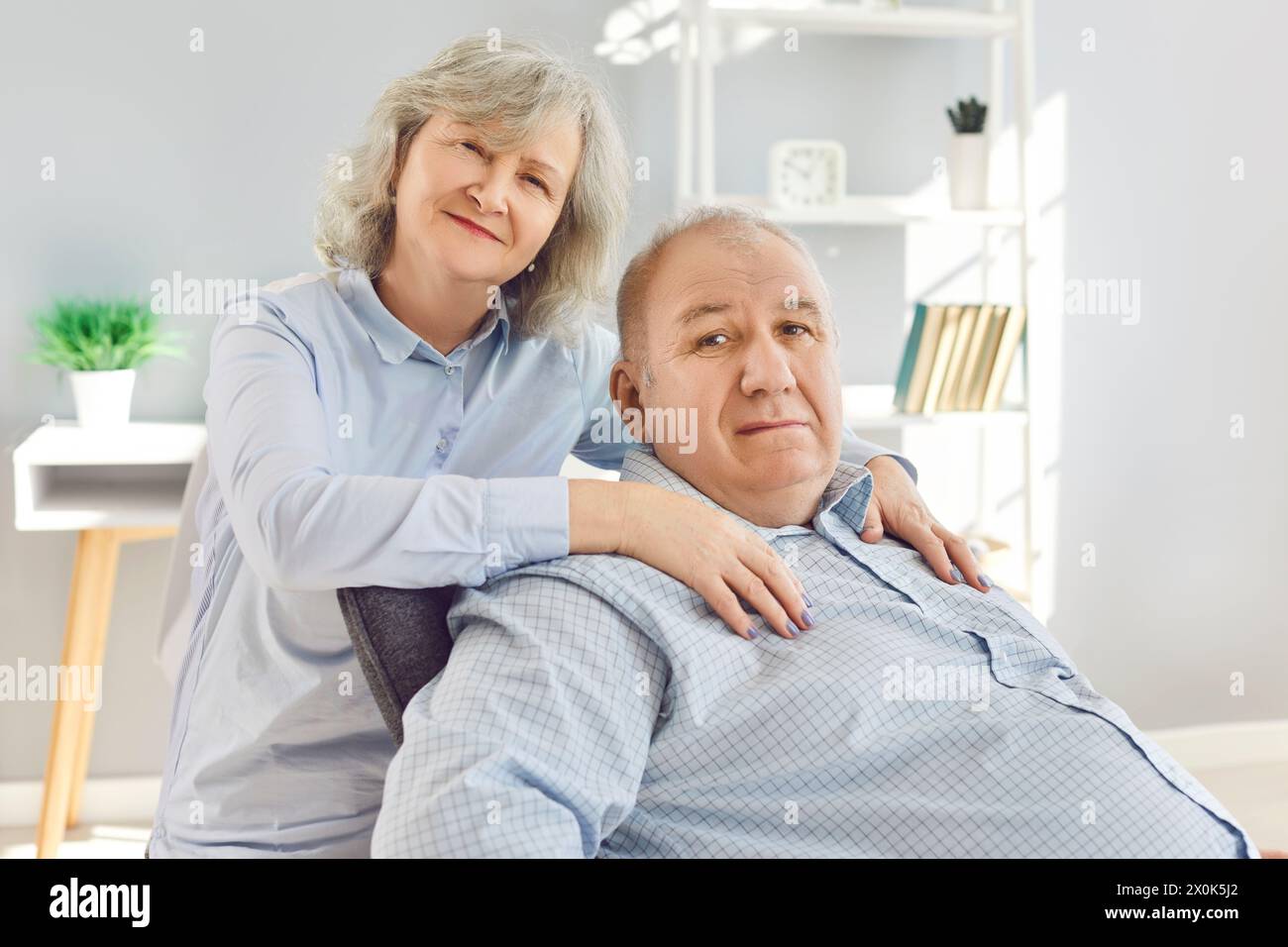 Heureux couple de famille senior épouse et mari assis sur le canapé dans le salon à la maison. Banque D'Images