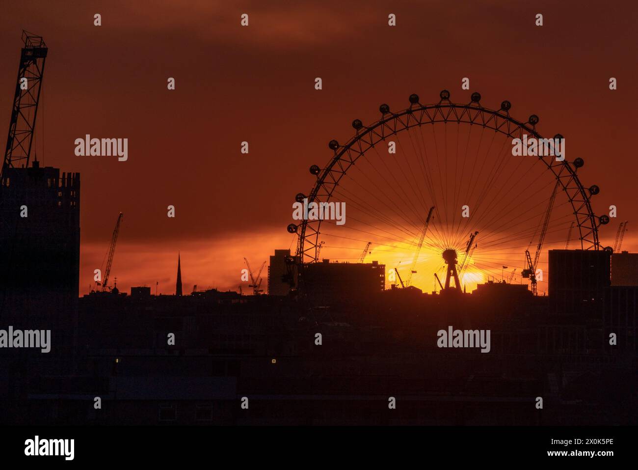 Londres, Royaume-Uni. 12 avril 2024. Météo britannique : coucher de soleil spectaculaire derrière la grande roue du London Eye se terminant par un vendredi chaud avec des températures de la ville prévues pour être au-dessus de la moyenne au cours du week-end. Crédit : Guy Corbishley/Alamy Live News Banque D'Images