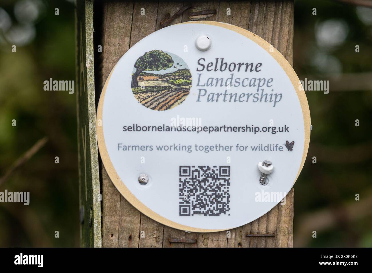 Signature ou plaque du partenariat paysager de Selborne sur un poteau de clôture, Hampshire, Angleterre, Royaume-Uni - un groupe d'agriculteurs et de défenseurs de l'environnement restaurant la campagne Banque D'Images