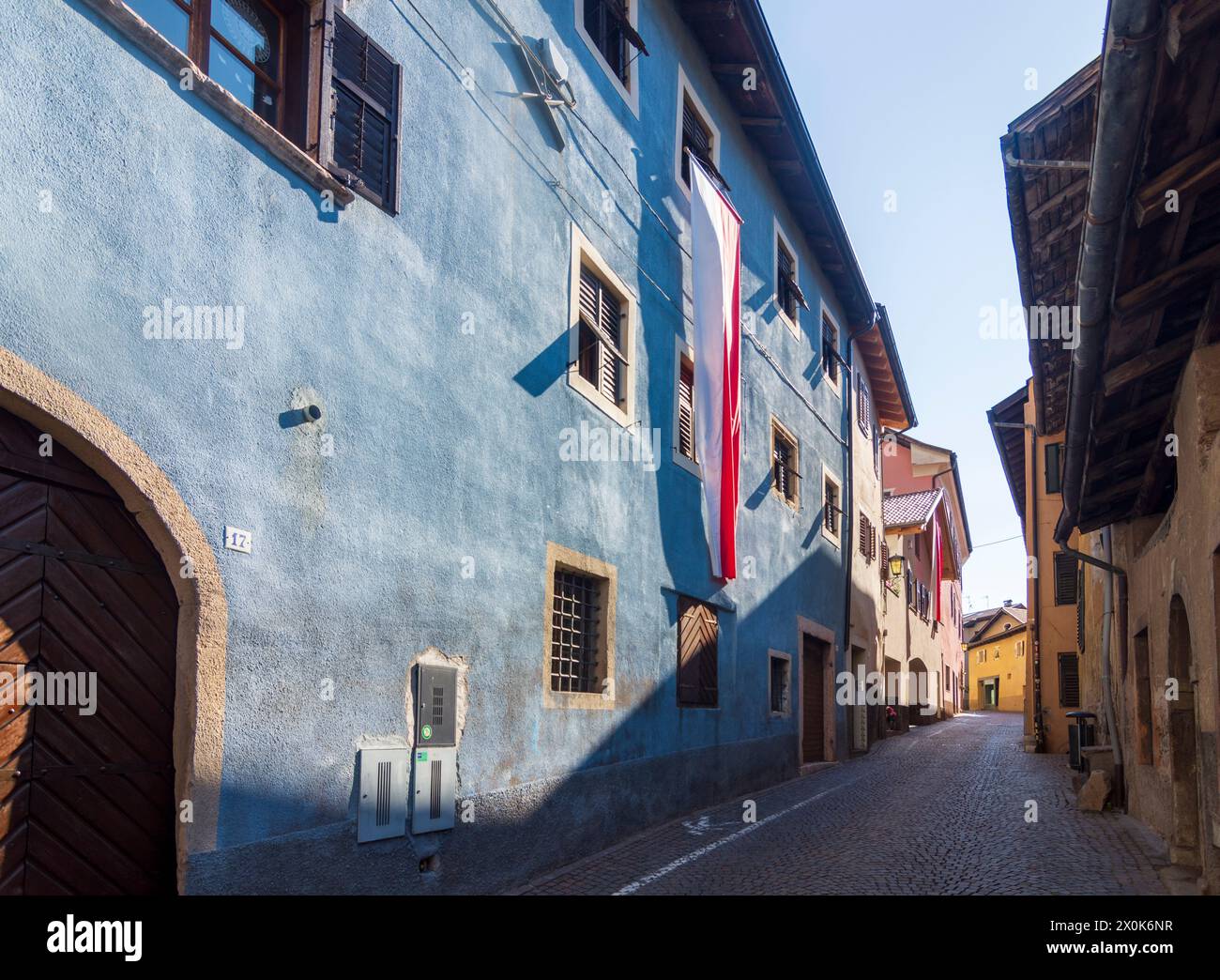 Tramin an der Weinstraße (Termeno sulla Strada del Vino), centre historique, ruelle étroite, drapeaux tyroliens dans le Tyrol du Sud, Trentin-Tyrol du Sud, Italie Banque D'Images