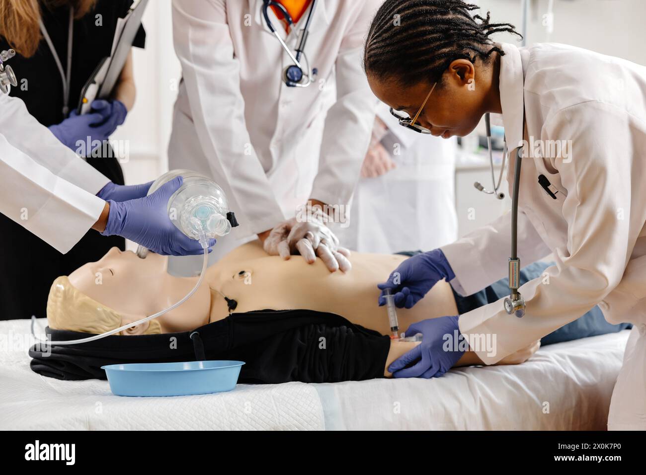 Une équipe de professionnels de la santé est activement engagée dans la réalisation d'une opération chirurgicale sur un patient dans un cadre hospitalier. Banque D'Images