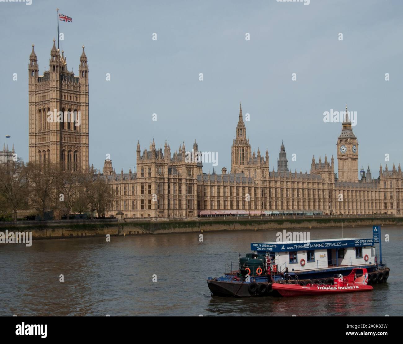 Les chambres du Parlement depuis le pont Lambeth, Lambeth, Londres, Royaume-Uni ; Thames Marine services Boat au premier plan; Banque D'Images
