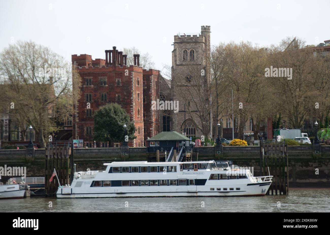 Lambeth Palace et Morton's Tower ; Lambeth, Londres, Royaume-Uni. Lambeth Palace est la résidence officielle londonienne de l'archevêque de Cantorbéry. C'est situat Banque D'Images