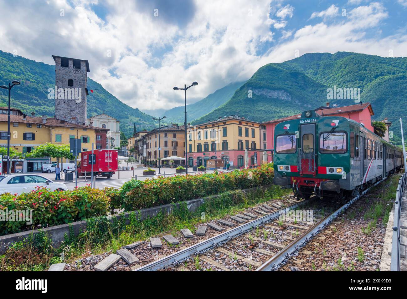 Pisogne, train local de la ligne Ferrovia Brescia-Iseo-Edolo, tour Torre del Vescovo (Tour de l'évêque) à Brescia, Lombardie / Lombardie, Italie Banque D'Images