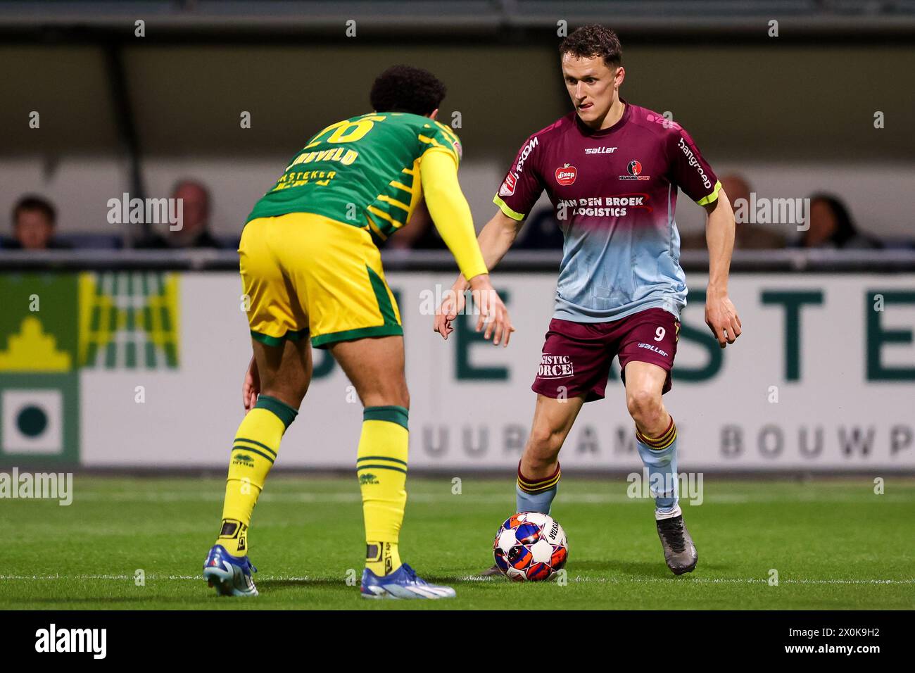 Den Haag, pays-Bas. 12 avril 2024. DEN HAAG, PAYS-BAS - 12 AVRIL : Martijn Kaars de Helmond Sport est confronté à Gylermo Siereveld de ADO Den Haag lors du match néerlandais Keuken Kampioen Divisie entre ADO Den Haag et Helmond Sport au stade Bingoal le 12 avril 2024 à Den Haag, aux pays-Bas. (Photo de Hans van der Valk/Orange Pictures) crédit : Orange pics BV/Alamy Live News Banque D'Images