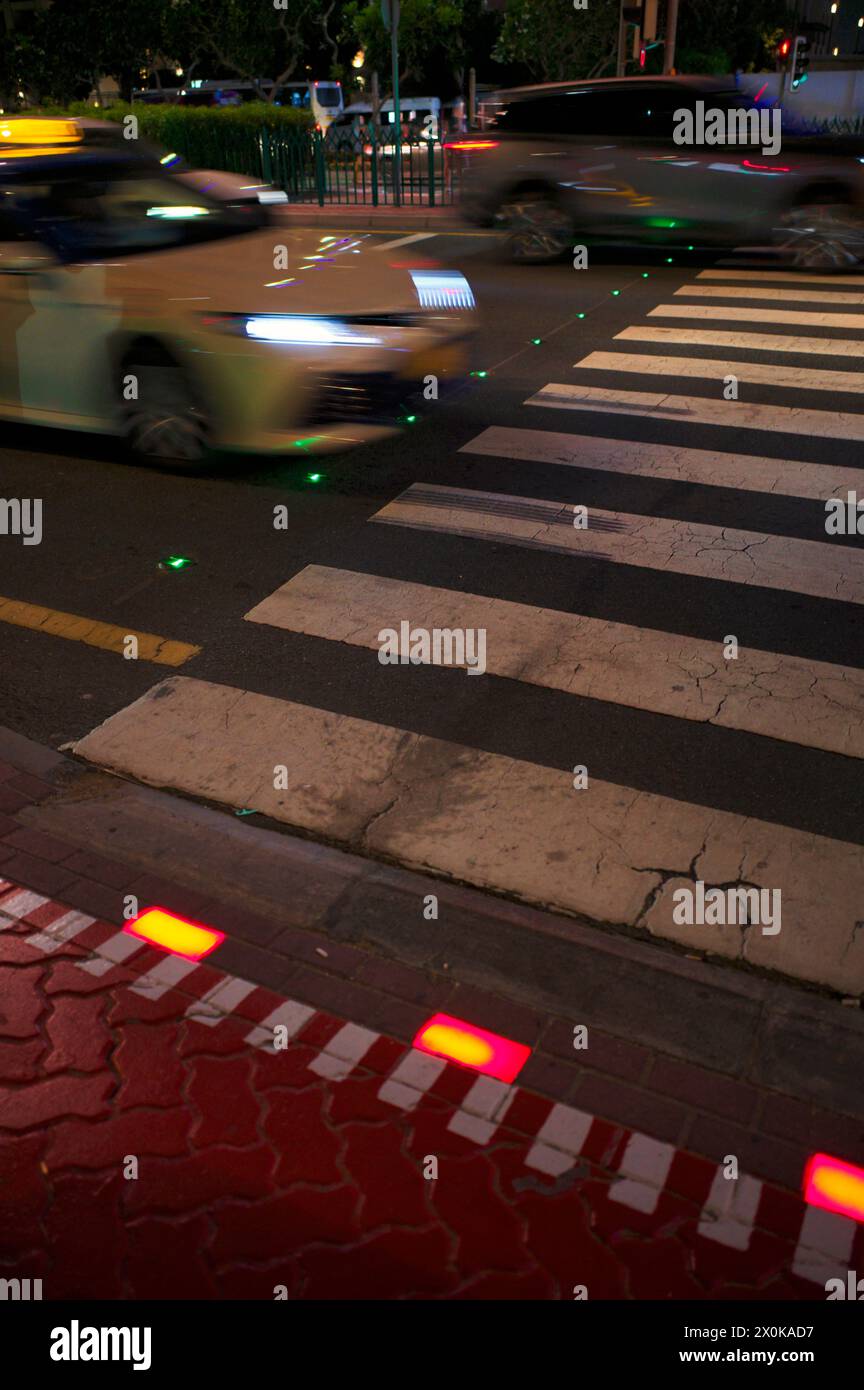 Photo de nuit, Crosswalk, Crosswalk, contre les accros de smartphone, avec feu de circulation au sol, feu de circulation au sol, lumières LED rouges et vertes dans l'asphalte, voitures, effet de mouvement, effet de balayage, trafic, Dubaï, Émirats arabes Unis, VAR Banque D'Images