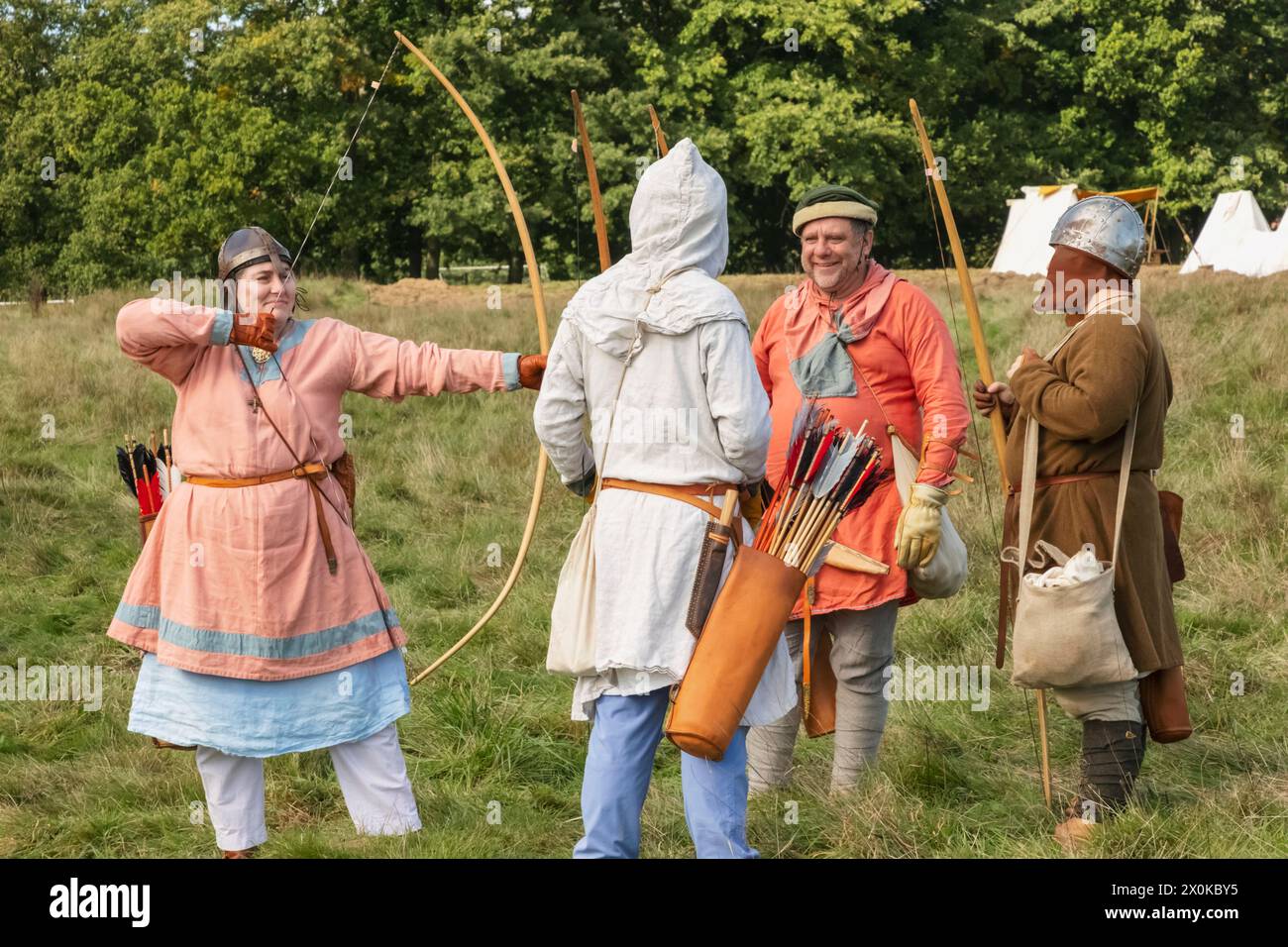 Angleterre, East Sussex, bataille, festival annuel de reconstitution de la bataille d'Hastings en octobre, groupe d'Archers habillés en costume médiéval Banque D'Images