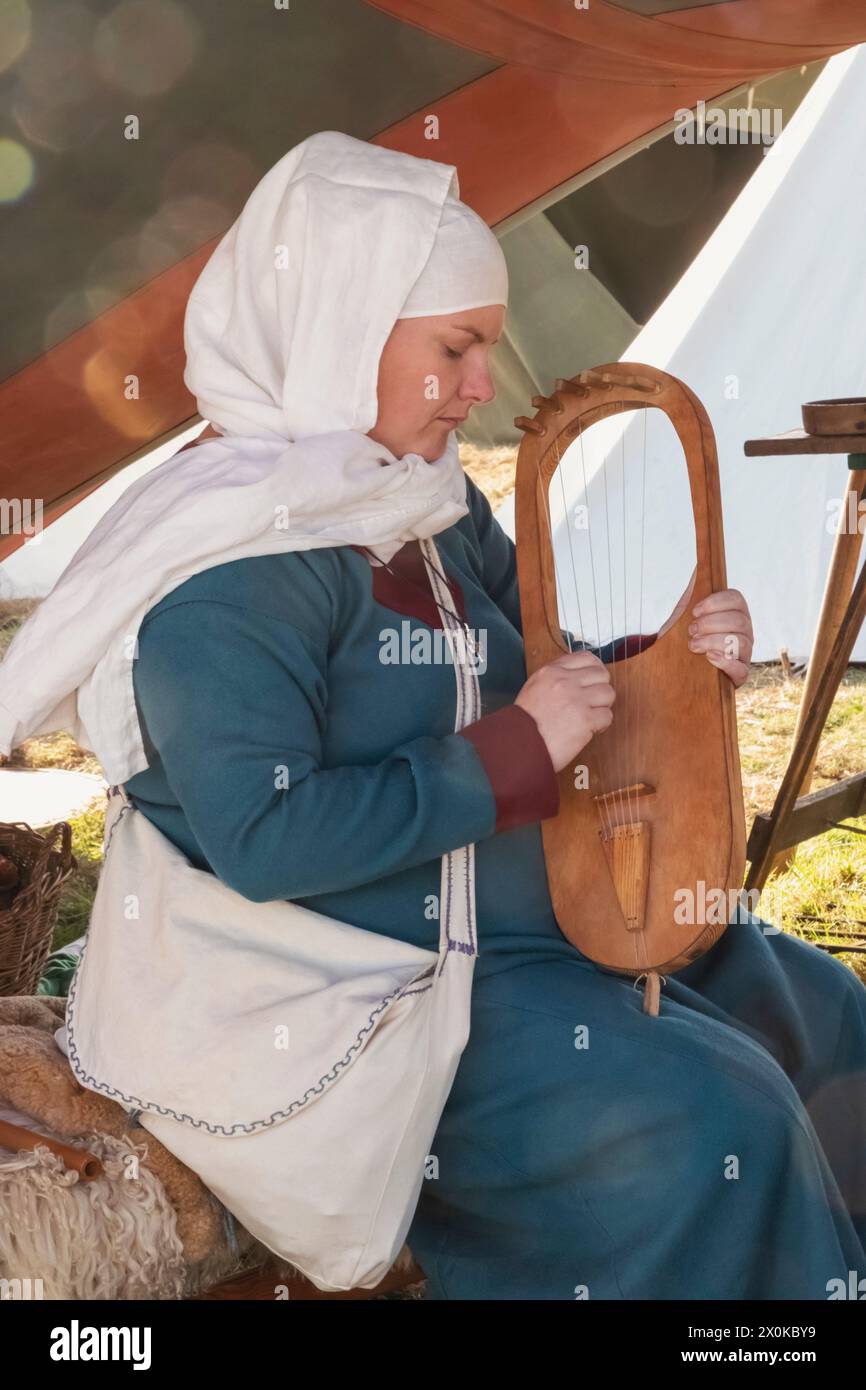 Angleterre, East Sussex, bataille, festival annuel de reconstitution de la bataille de Hastings en octobre, femme jouant de la harpe médiévale traditionnelle Banque D'Images