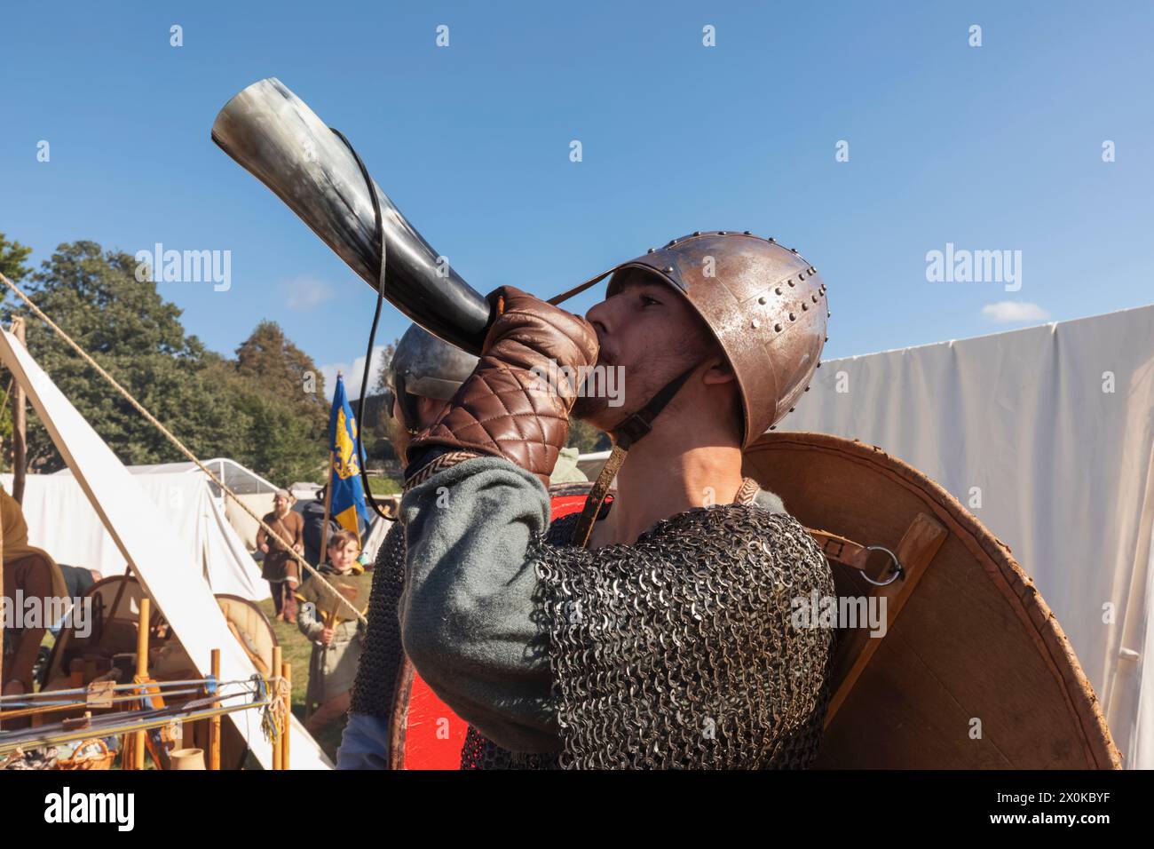 Angleterre, East Sussex, bataille, festival annuel de reconstitution de la bataille de Hastings en octobre, soldat anglais Blowing Horn Banque D'Images