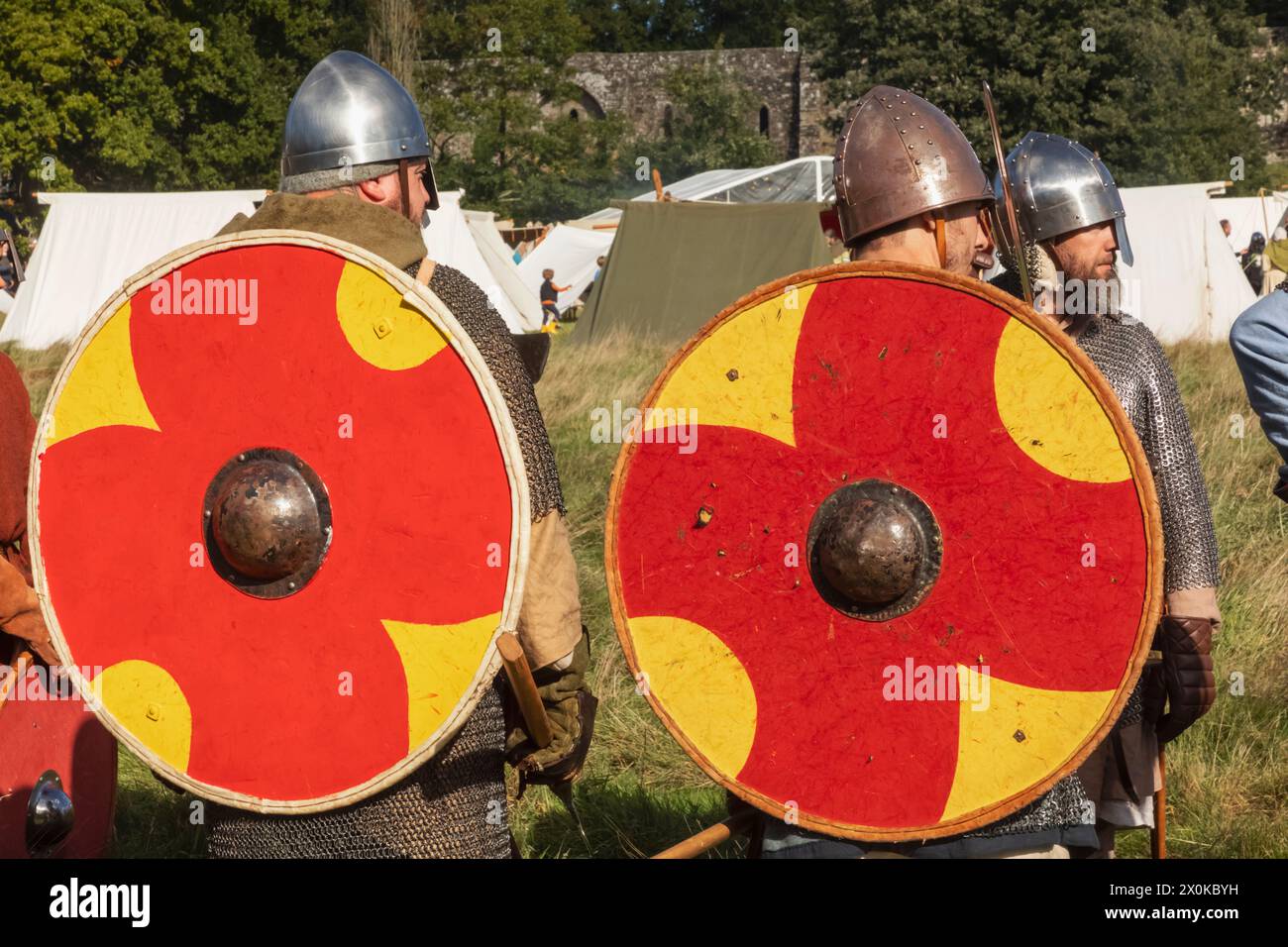 Angleterre, East Sussex, bataille, festival annuel de reconstitution de la bataille de Hastings en octobre, groupe de guerriers habillés d'armure médiévale Banque D'Images