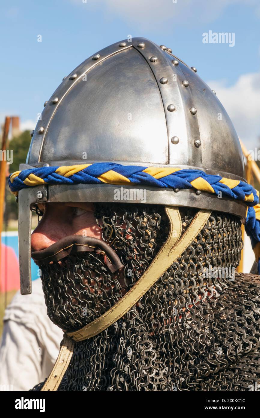 Angleterre, East Sussex, bataille, festival annuel de reconstitution de la bataille de Hastings en octobre, Portrait d'un homme habillé en armure médiévale de courrier à chaîne Banque D'Images